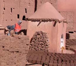 Arbeiten im Ksar Tinghir, Todratal, Marokko.