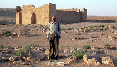 Roger Mim&oacute; junto a la tumba de Ali Bey en Qelat Daba, Jordania.