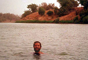 Roger Mim&oacute; dins un riu al Senegal.