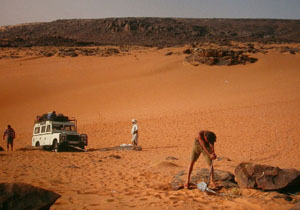 Pujant un Land Rover amb un tr&agrave;ctil a Maurit&agrave;nia.