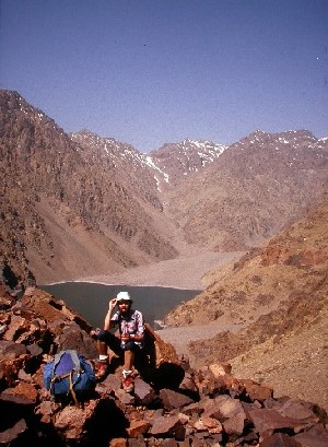 Roger Mim&oacute; al llac d'Ifni, Gran Atlas, Marroc.