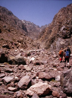 Pujant al Jebel Toubkal, Gran Atlas, Marroc.