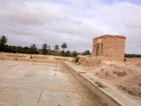 Bassin et pavillon du ca&iuml;d Jerrari pr&egrave;s de Talayint